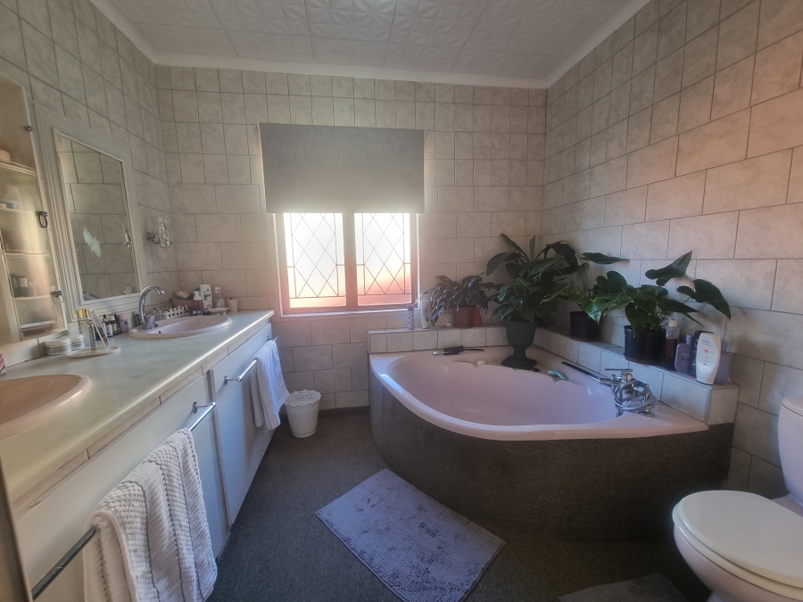 6 Bedroom Property for Sale in Heiderand Western Cape